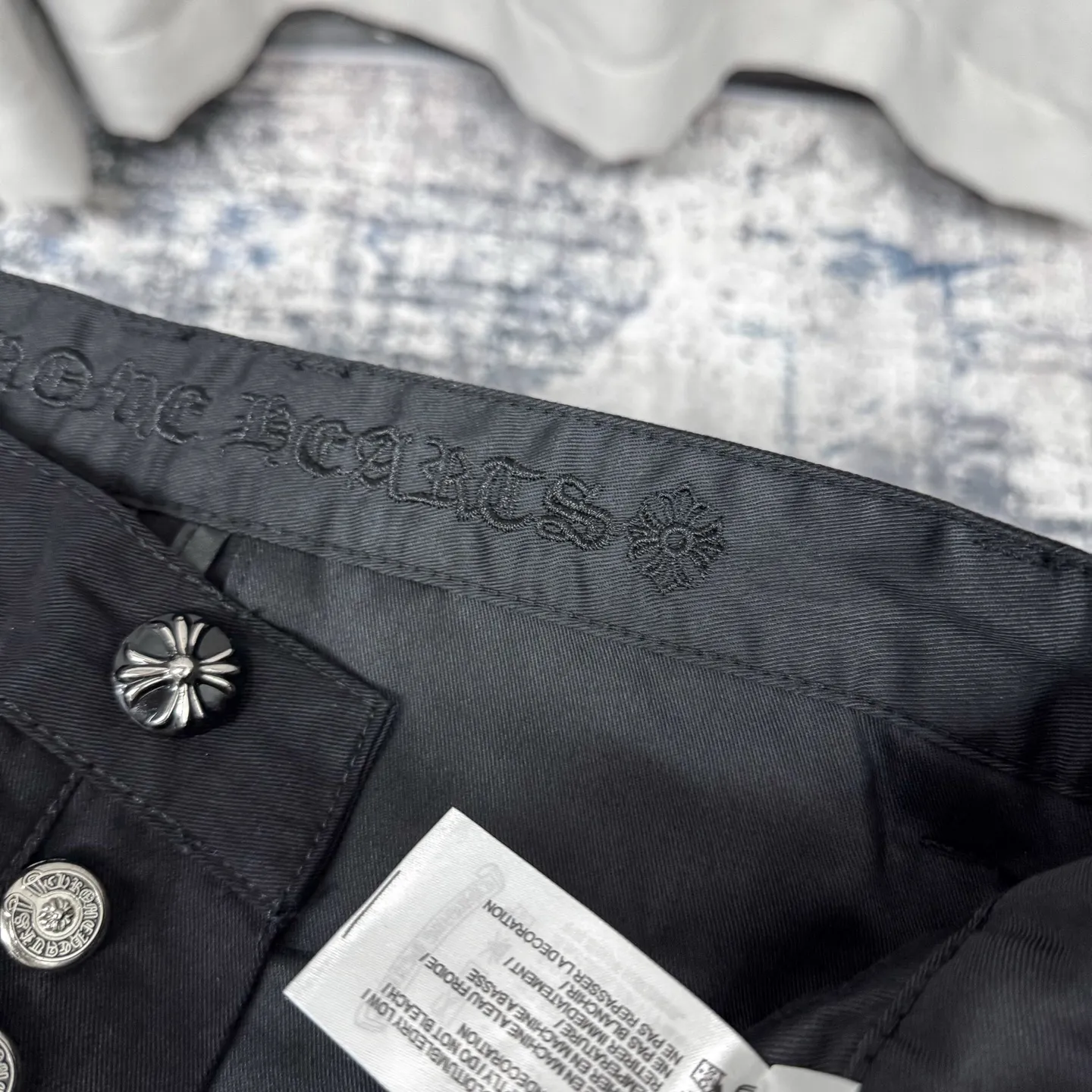 P270 Chrome Hearts CH casual black trousers cross-patched leather jeans. Original purchased and patterned to truly restore the ultimate texture of Vintage. Special Italian cowhide print and then cut. Customized sheepskin three-layer thick line leather. The whole is spliced in heavy water washing process. Craftsmen hand-splash ink. You can see the details. Three-dimensional cutting version. Loose and comfortable. Not flattering on the figure. Shows height and slimness. Factory Seiko. Original quality control. Same style for men and women. Can be matched with couples. Versatile recommendation. The must-have jeans for all seasons Color: black Size: 28/30/32/34 Waist: 73/78/83/88 Pants length: 102/104/106/108